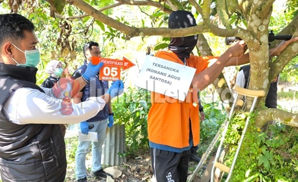 Pelaku Pembunuhan di Morowali Utara Peragakan Detik-detik Penembakan Korban
