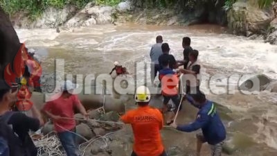 Tim SAR Evakuasi Dua Bocah Terjebak Arus Deras Sungai Tuweley di Tolitoli
