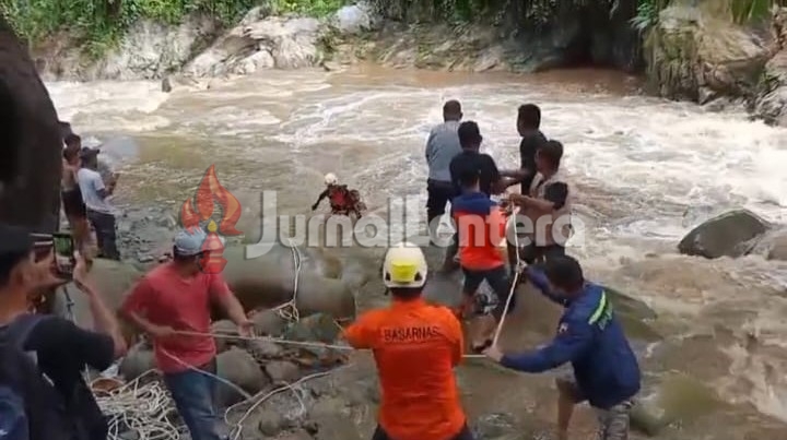 Tim SAR Evakuasi Dua Bocah Terjebak Arus Deras Sungai Tuweley di Tolitoli
