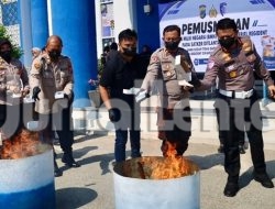 SIM Lama dan Ratusan Ribu Stiker Pengesahan Dimusnahkan Polda Sulteng