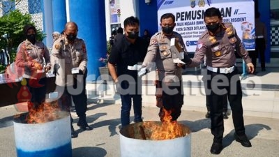 SIM Lama dan Ratusan Ribu Stiker Pengesahan Dimusnahkan Polda Sulteng