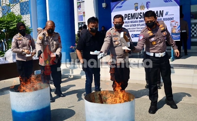 SIM Lama dan Ratusan Ribu Stiker Pengesahan Dimusnahkan Polda Sulteng