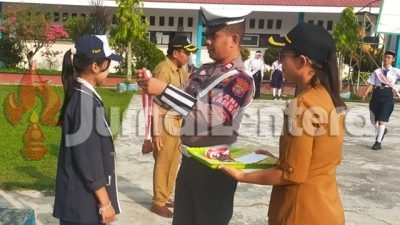 Satlantas Polres Parigi Moutong Edukasi Pelajar SMP Tertib Berlalu Lintas Lewat Program Police Goes to School