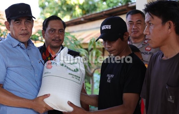 Distribusi Beras Terkendala Jalan Rusak, Bupati Parigi Moutong Kerahkan Alat Berat